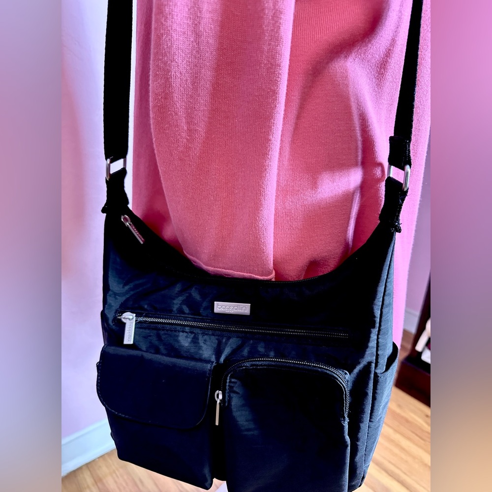 Black Baggallini Crossbody Bag, Great Travel Bag, Excellent Condition - Picture 6 of 13